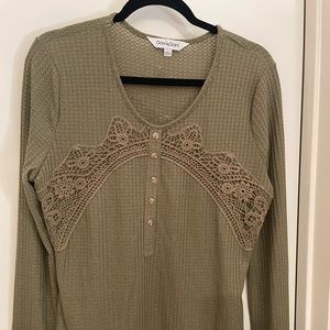 Davi and Dani large olive green top, like new